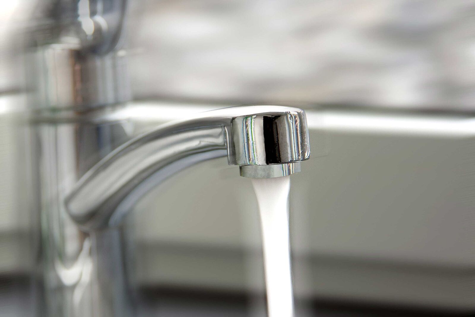Wasserhahn der läuft